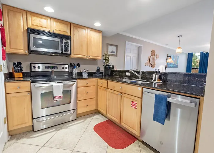 Fun 2 Bed/2 Bath Condo With Pool On Biloxi Beach