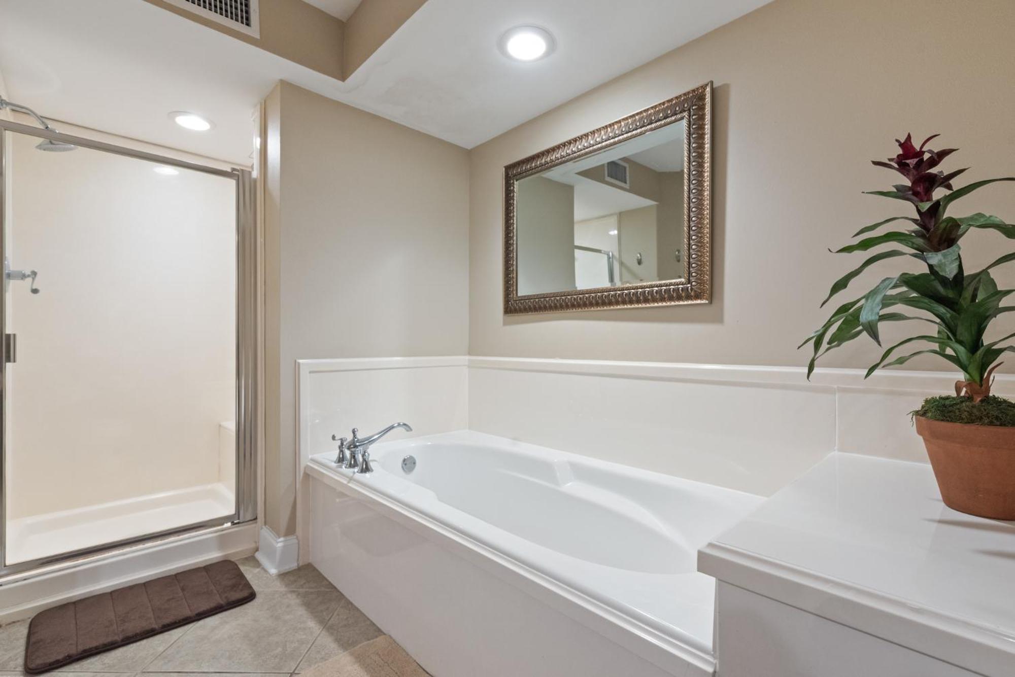 Fun 2 Bed/2 Bath With Pool On Apartment