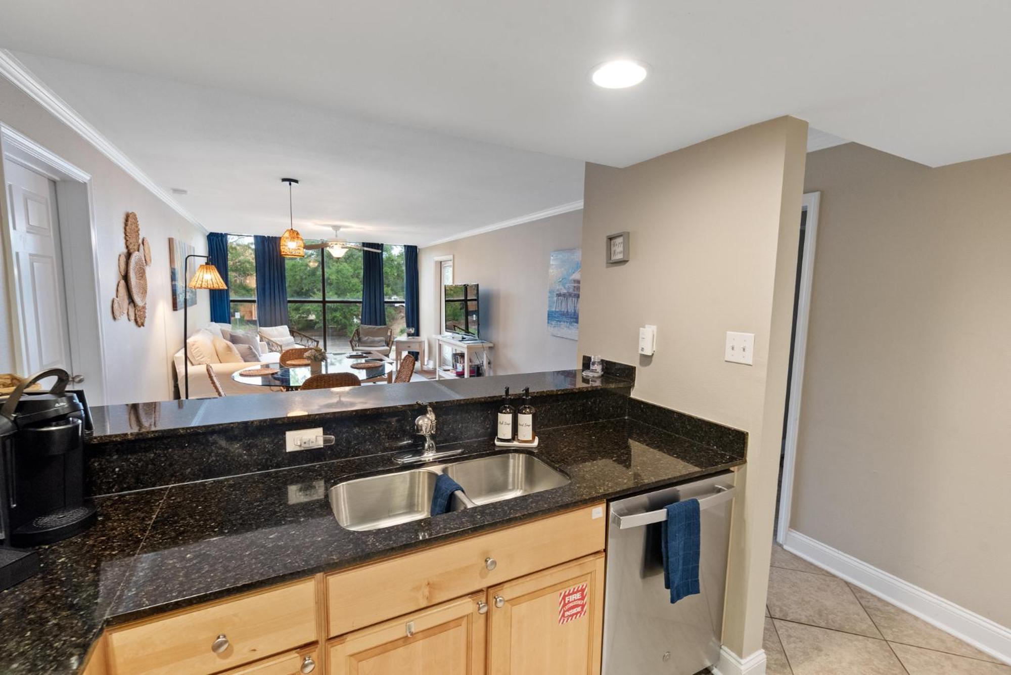 Fun 2 Bed/2 Bath With Pool On